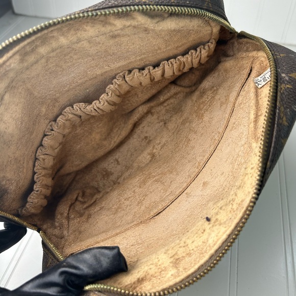 Genuine Louis Vuitton Trousse 23 Unisex
Brown Monogram Canvas Cosmetic Bag - Picture 10 of 14